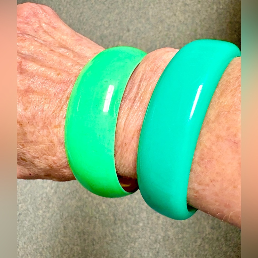 Women Jewelry 2 Green Bracelets Acrylic & Metal Enamel 2.75” Diameter Inside